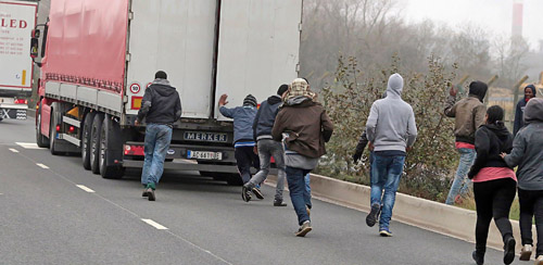 Migrants, lorry, Calais