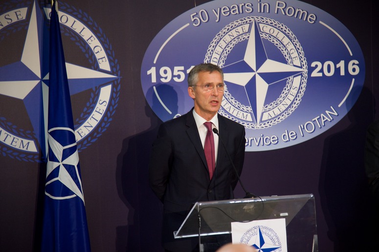Foto: NATO. Joint press point with NATO Secretary General Jens Stoltenberg and Paolo Gentiloni, Minister of Foreign Affairs of Italy