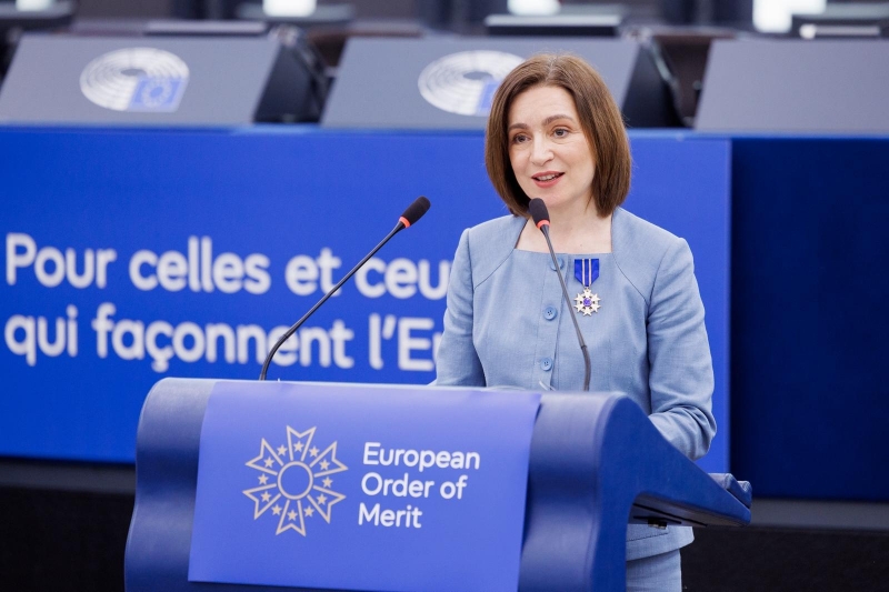 Distinsă cu Ordinul European de Merit, Maia Sandu cere UE să răsplătească “meritul oamenilor din Moldova”: “Permiteți R. Moldova să înainteze pe drumul său european” Distinsă cu Ordinul European de Merit, Maia Sandu cere UE să răsplătească “meritul oamenilor din Moldova”: “Permiteți R. Moldova să înainteze pe drumul său european”