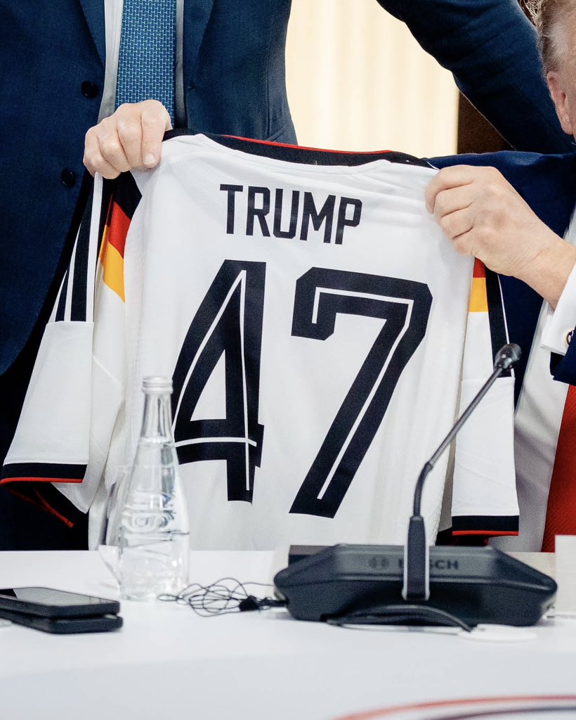 “Suntem în aceeași echipă”: Merz i-a dăruit lui Trump un tricou al naționalei Germaniei, inscripționat cu numele celui de-al 47-lea președinte al SUA “Suntem în aceeași echipă”: Merz i-a dăruit lui Trump un tricou al naționalei Germaniei, inscripționat cu numele celui de-al 47-lea președinte al SUA