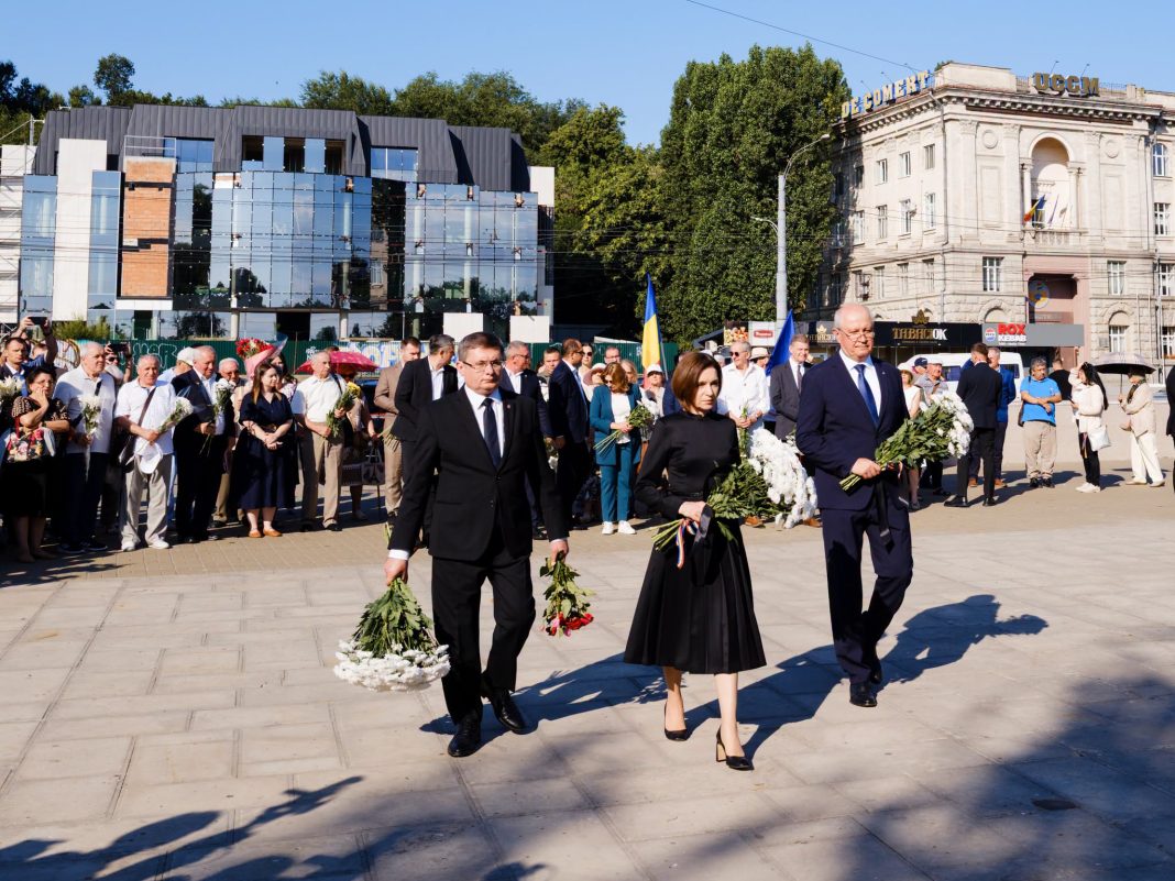 R. Moldova comemorează victimele deportărilor regimului comunist. Maia Sandu avertizează asupra riscului repetării istoriei: Ce a făcut odată puterea sovietică, Rusia lui Putin le face astăzi ucrainenilor R. Moldova comemorează victimele deportărilor regimului comunist. Maia Sandu avertizează asupra riscului repetării istoriei: Ce a făcut odată puterea sovietică, Rusia lui Putin le face astăzi ucrainenilor