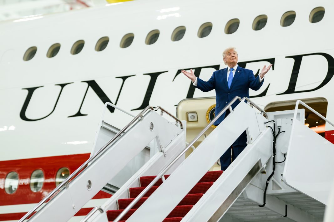 Donald Trump s-ar fi ascuns într-un cărucior de catering pentru a se îmbarca într-un zbor secret din Turcia, pe fondul amenințării iraniene (Washington Post & New York Times) Donald Trump s-ar fi ascuns într-un cărucior de catering pentru a se îmbarca într-un zbor secret din Turcia, pe fondul amenințării iraniene (Washington Post & New York Times)