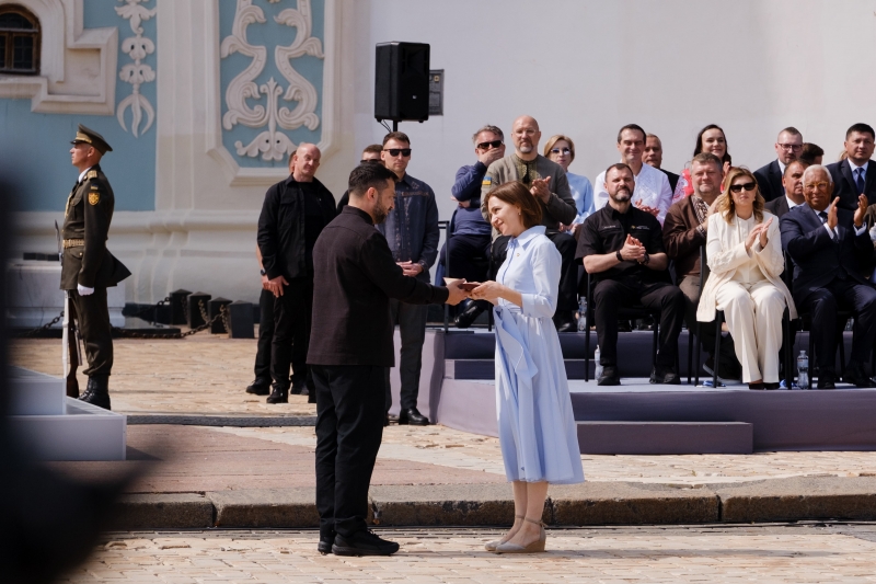 Maia Sandu, decorată de Zelenski la Kiev cu una dintre cele mai înalte distincții ale Ucrainei: “Este greu de imaginat o Moldovă liberă fără o Ucraină liberă” Maia Sandu, decorată de Zelenski la Kiev cu una dintre cele mai înalte distincții ale Ucrainei: “Este greu de imaginat o Moldovă liberă fără o Ucraină liberă”