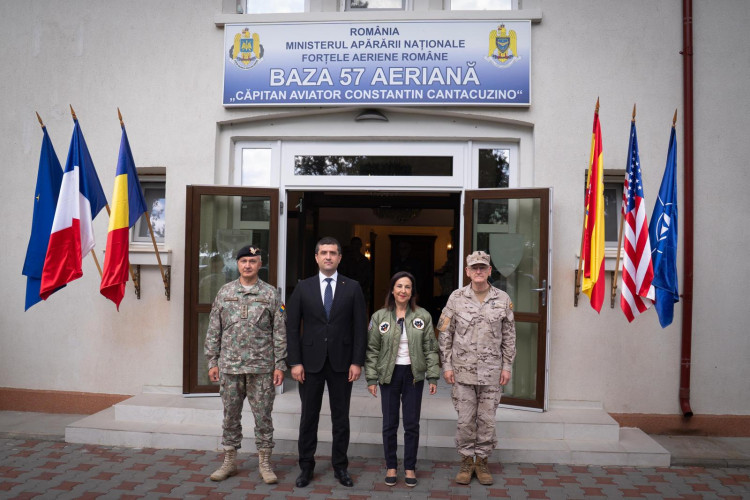 Miniștrii român și spaniol ai Apărării au vizitat Baza Aeriană de la Mihail Kogălniceanu. Radu Miruță: Prezența trupelor spaniole în cadrul Grupului de Luptă al NATO este esențială pentru România Miniștrii român și spaniol ai Apărării au vizitat Baza Aeriană de la Mihail Kogălniceanu. Radu Miruță: Prezența trupelor spaniole în cadrul Grupului de Luptă al NATO este esențială pentru România